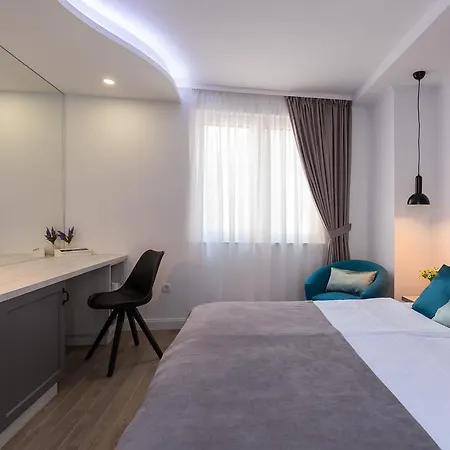 The Well Luxury Πανσιόν 4*