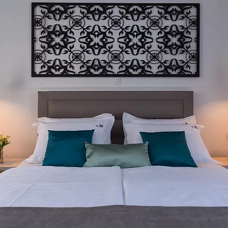 The Well Luxury Πανσιόν 4*