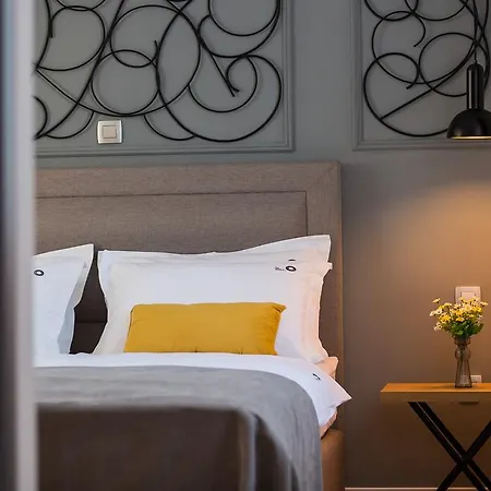 The Well Luxury Πανσιόν 4*